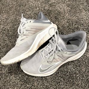 Nike Quest Men’s Running Shoes Size 9. Used Condition.